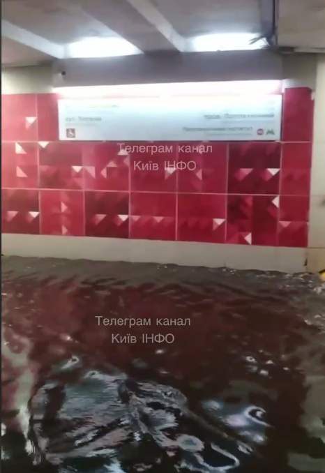 Гроза в Киеве затопила переходы: &quot;без резиновых сапог&quot; далеко не уйдешь (фото)